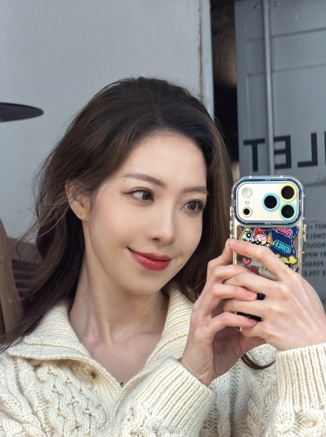 主持希然晒照：谢谢北京今儿这暖和 之后来希望也是好天气