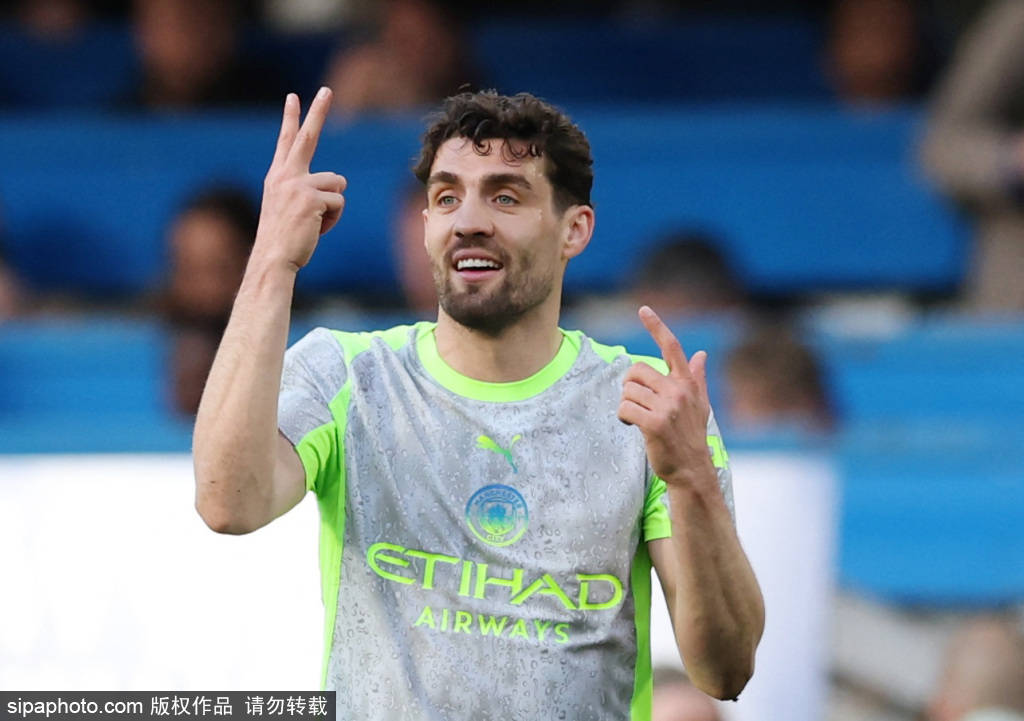 多库的雄心：从曼城“精神打击”到世界最佳边锋的蜕变之路